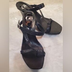 GIANNI BINI MID HEEL BLACK THONG SANDAL W/ REPTILE EMBOSSED LEATHER STRAPS. SZ.8